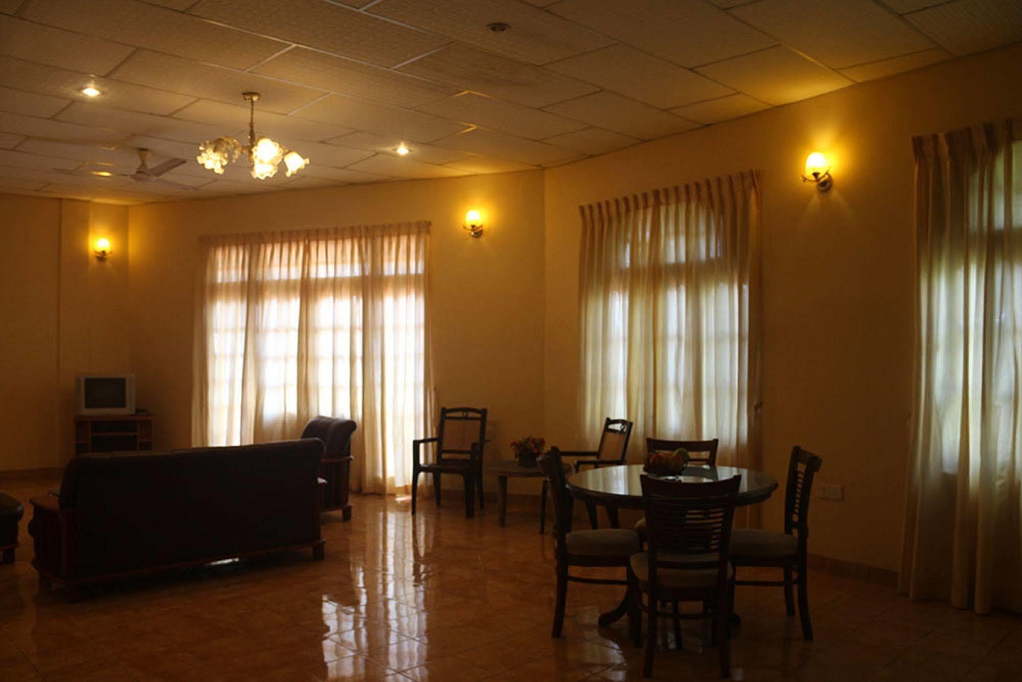 Hotel Red Rose Negombo Exteriör bild