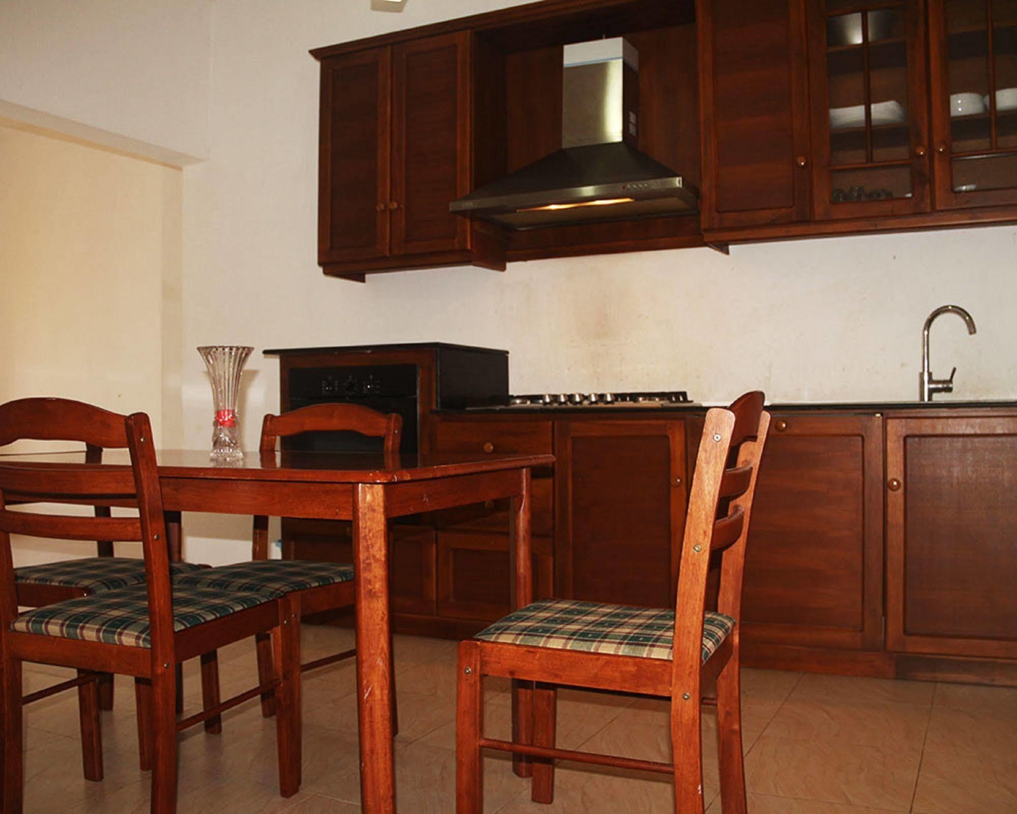 Hotel Red Rose Negombo Exteriör bild
